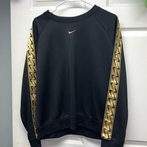 Nike dry fit pullover size medium in woman’s